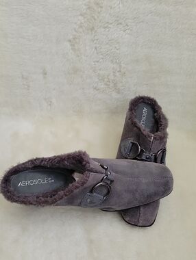 AEROSOLES Women's Gray Suede Fur-Trim Slip-On Mules. Size 9M